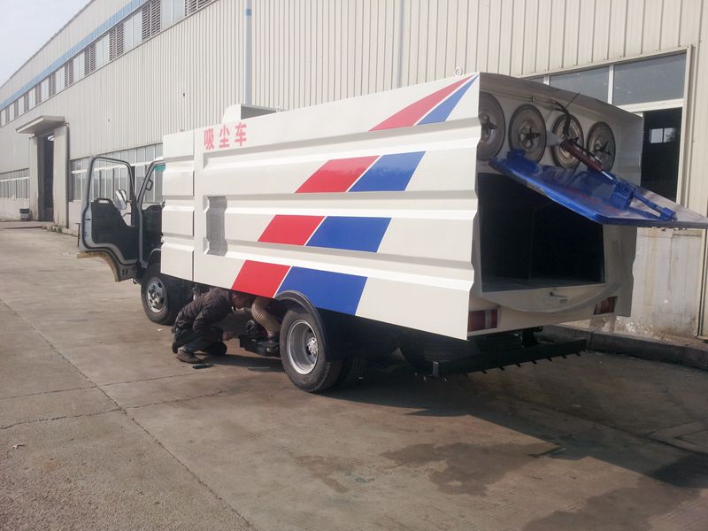 小型真空吸尘车价位便宜的柴油扫路车