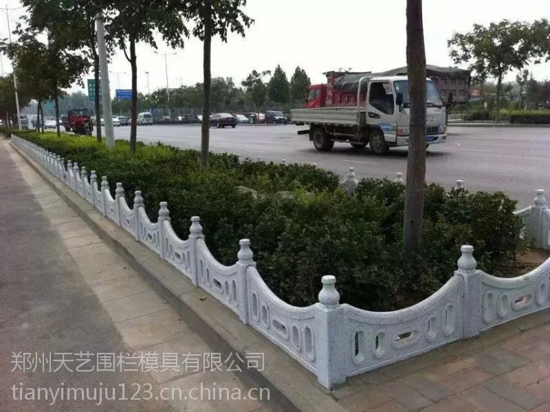供应郑州天艺围栏模具厂河北天津地区草坪护栏塑料模具花园隔离栏模具