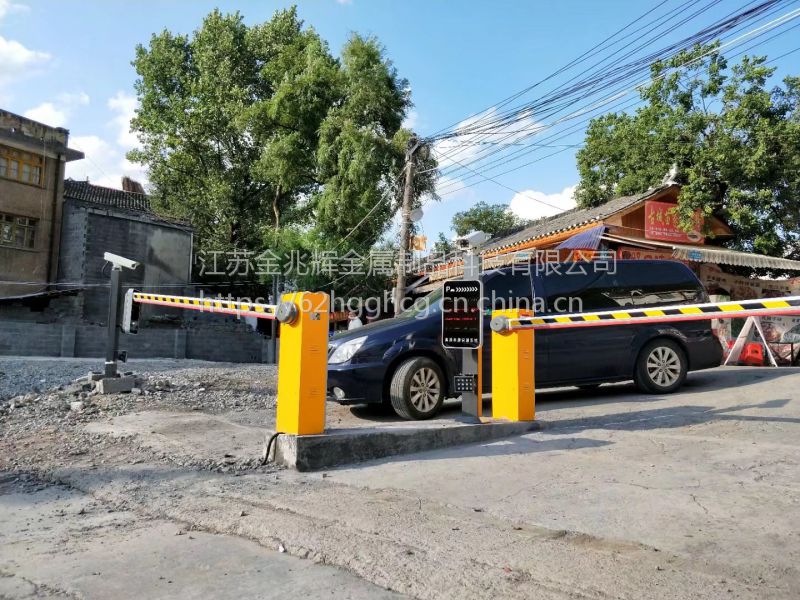 蓝卡红门九竹建星启功厂家、安装护栏网安装人工费