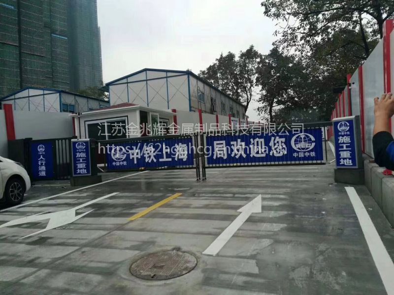 蓝卡红门九竹建星启功厂家、安装护栏网安装人工费