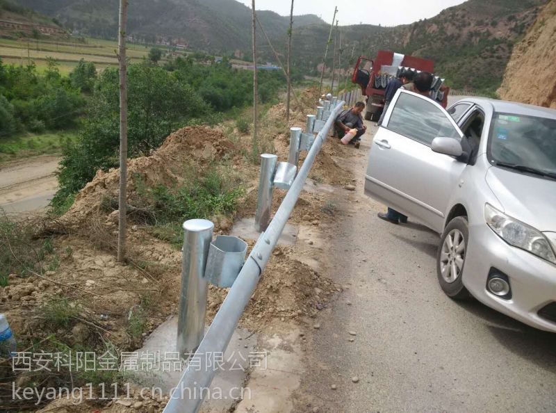 青海西宁波形护栏西宁高速公路护栏格尔木波形梁护栏防撞护栏