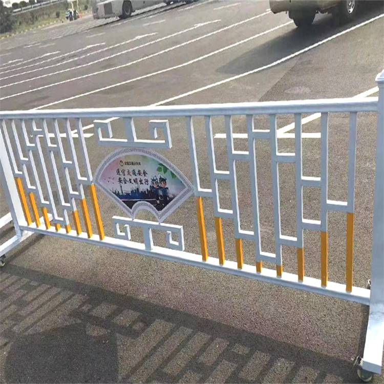 克拉玛依道路中间护栏销售/乌鲁木齐市政护栏厂家/新疆护栏厂
