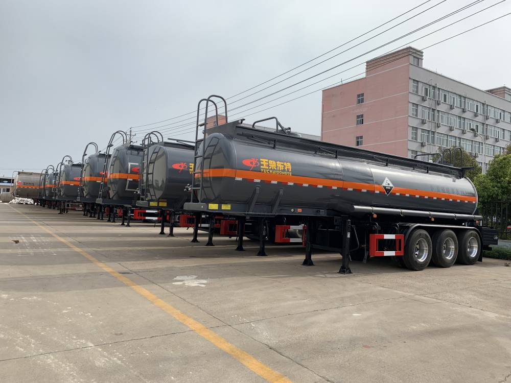 特运牌罐车,稀***钢衬塑罐车, 内滚塑罐车生产厂家