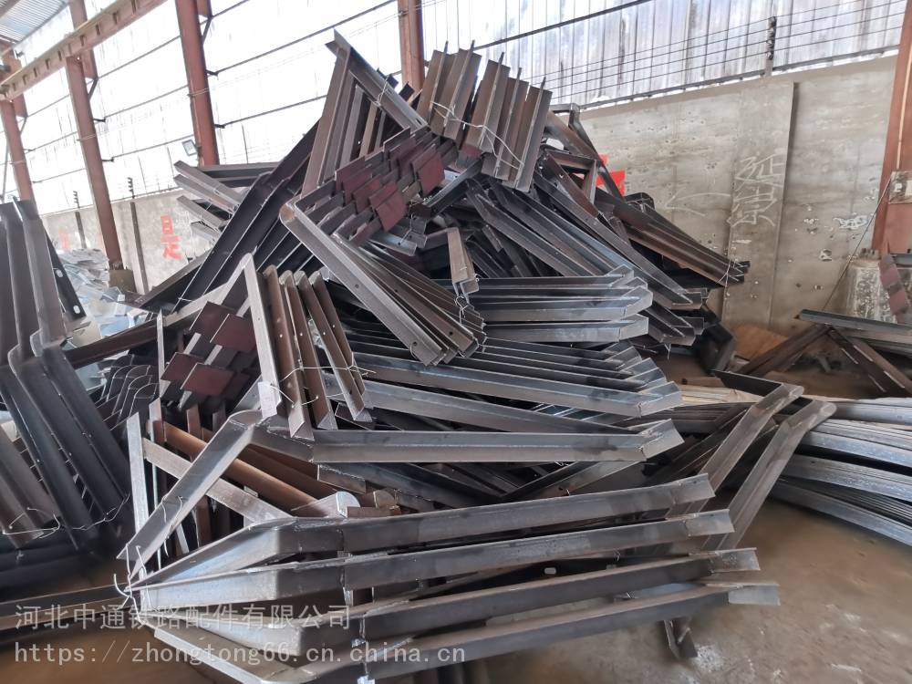 中通桥梁吊篮围栏 四川凉山高铁实心桥墩吊围栏定制吊围栏角钢支架现货厂家