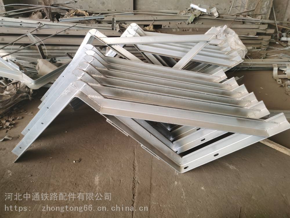 中通桥梁吊篮围栏 四川凉山高铁实心桥墩吊围栏定制吊围栏角钢支架现货厂家