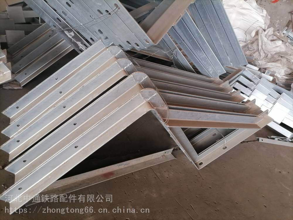 中通桥梁吊篮围栏 四川凉山高铁实心桥墩吊围栏定制吊围栏角钢支架现货厂家