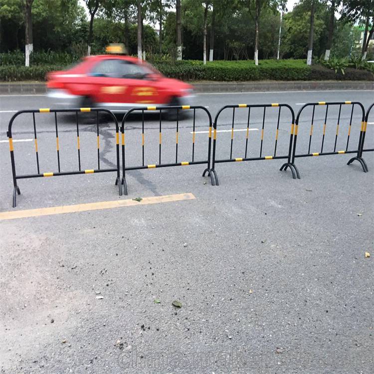 石河子临时隔离护栏销售/乌鲁木齐护栏厂家/新疆护栏网厂家