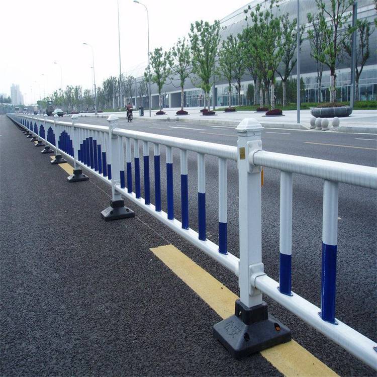塔城道路隔离栏生成厂家在哪/乌鲁木齐市政护栏厂家/新疆护栏厂