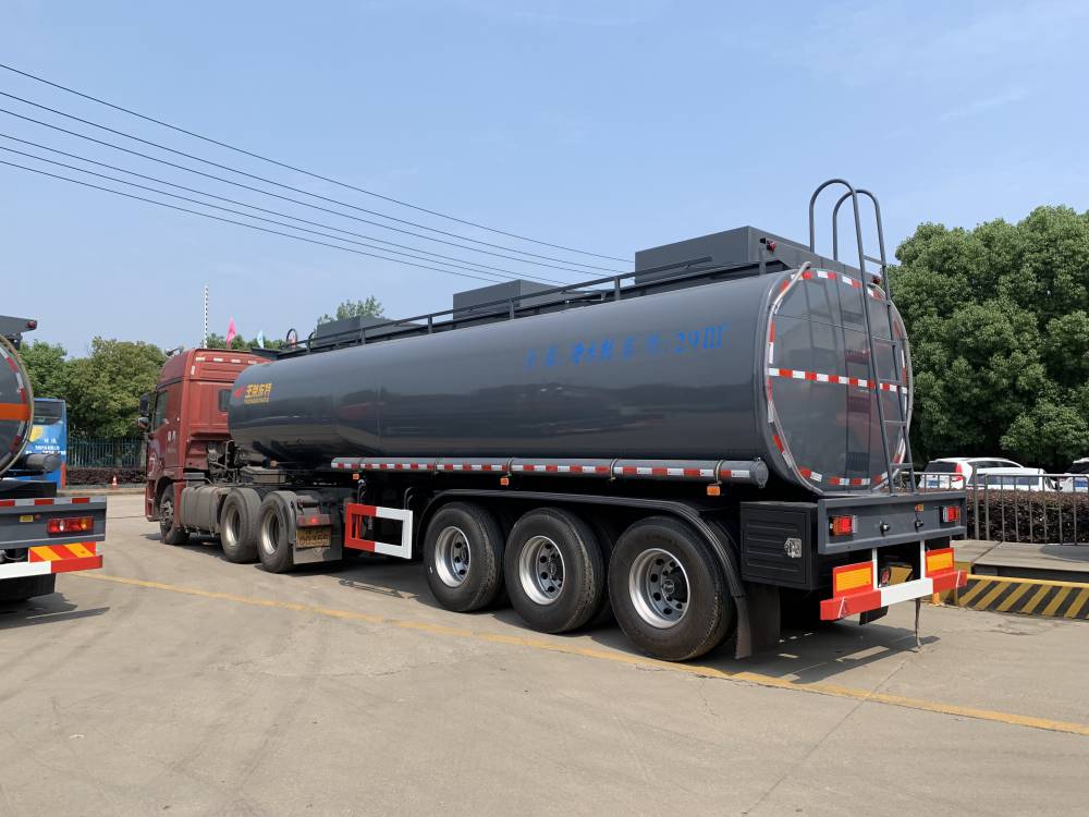 污水处理剂罐车 DTA9403GGY-29立方净水剂***亚铁钢钢衬塑罐式半挂车***包送到家