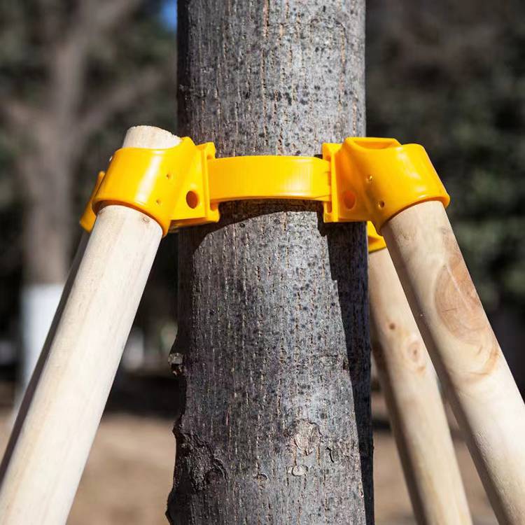 支撑套杯固定器是系列的软材料注塑成型的,设计时就考虑了设置在树木