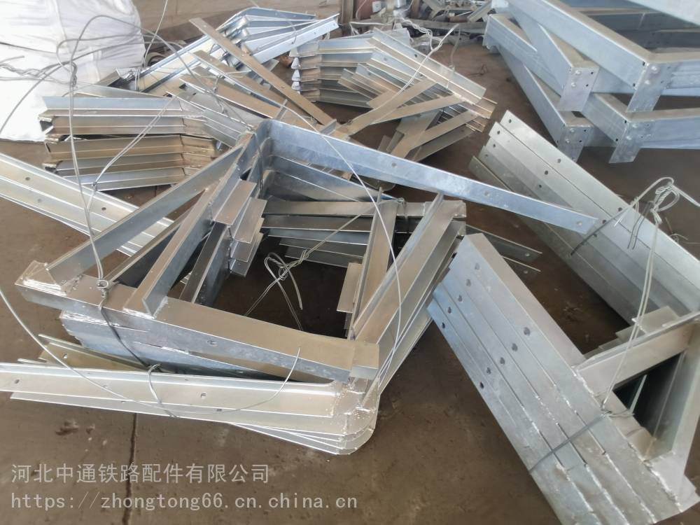 中通桥梁吊篮围栏 四川凉山高铁实心桥墩吊围栏定制吊围栏角钢支架现货厂家