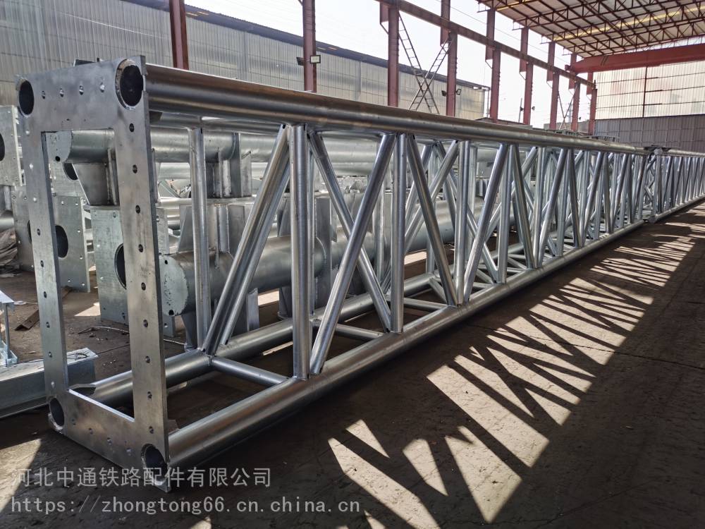 中通桥梁吊篮围栏 四川凉山高铁实心桥墩吊围栏定制吊围栏角钢支架现货厂家