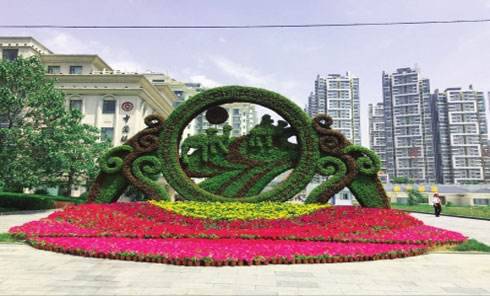 四川广元动车造型绿雕离你较近的真植物绿雕厂