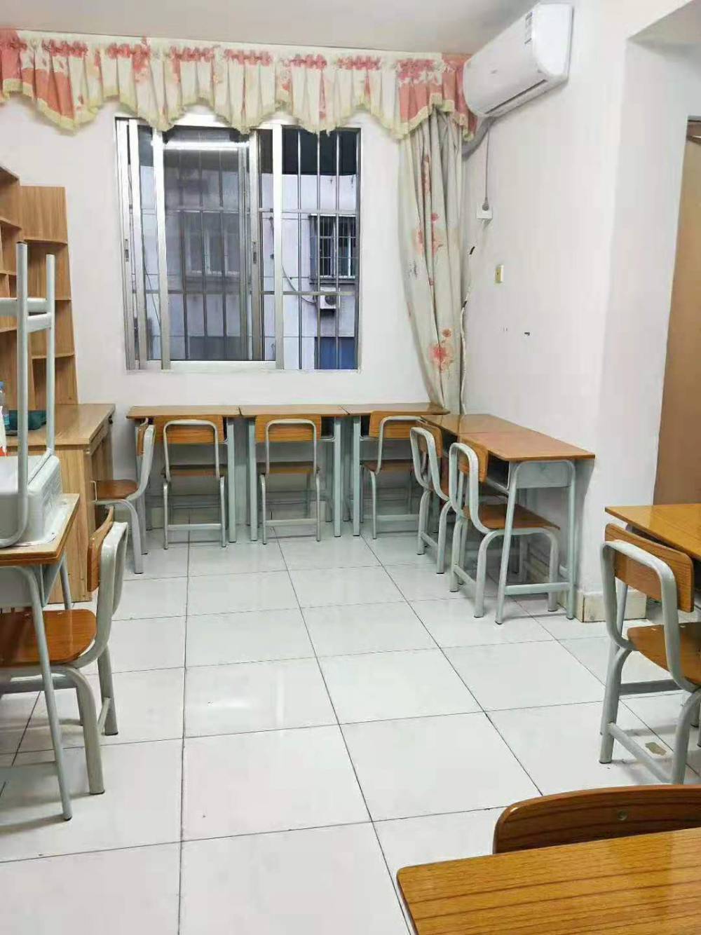广西南宁四人位餐桌椅--快餐桌椅--安装简单