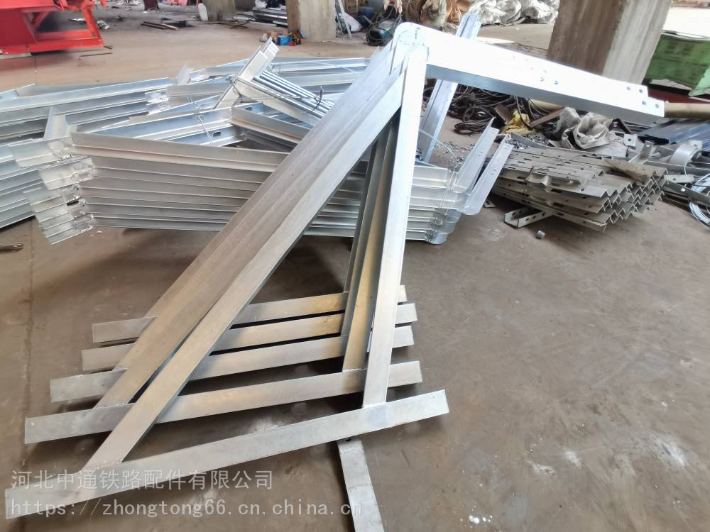 中通桥梁吊篮围栏 四川凉山高铁实心桥墩吊围栏定制吊围栏角钢支架现货厂家