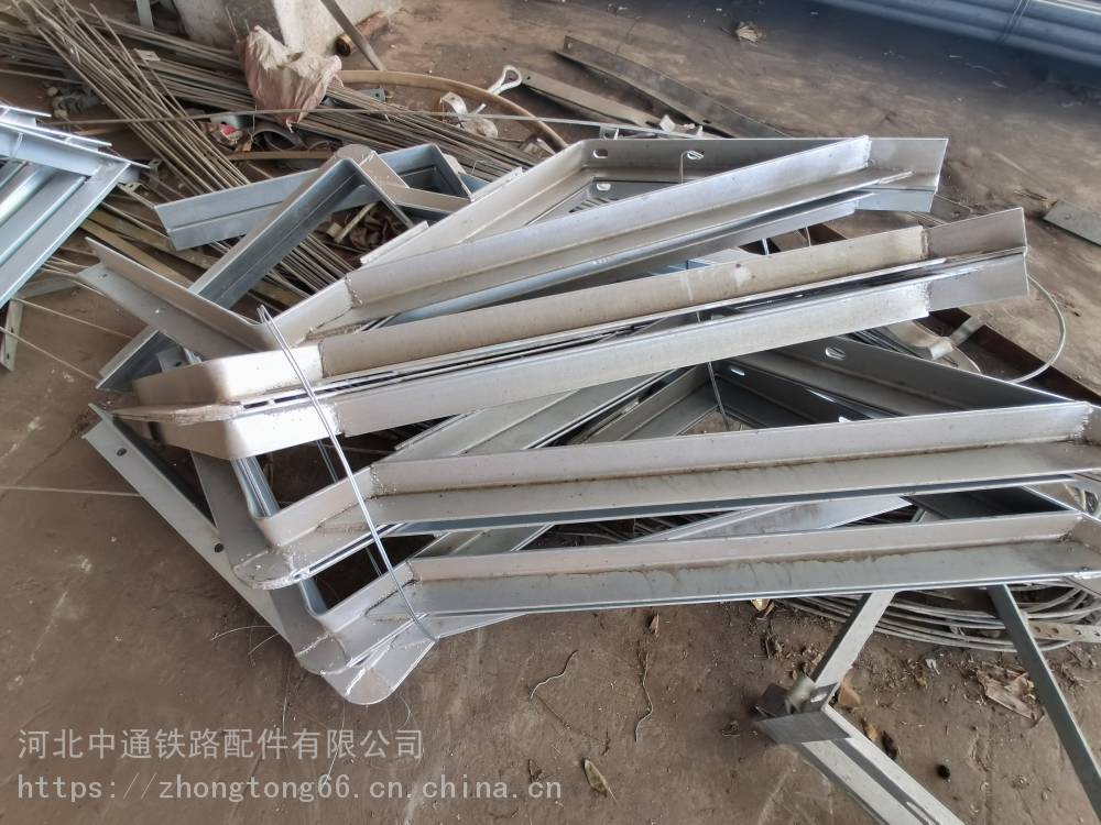 中通桥梁吊篮围栏 四川凉山高铁实心桥墩吊围栏定制吊围栏角钢支架现货厂家