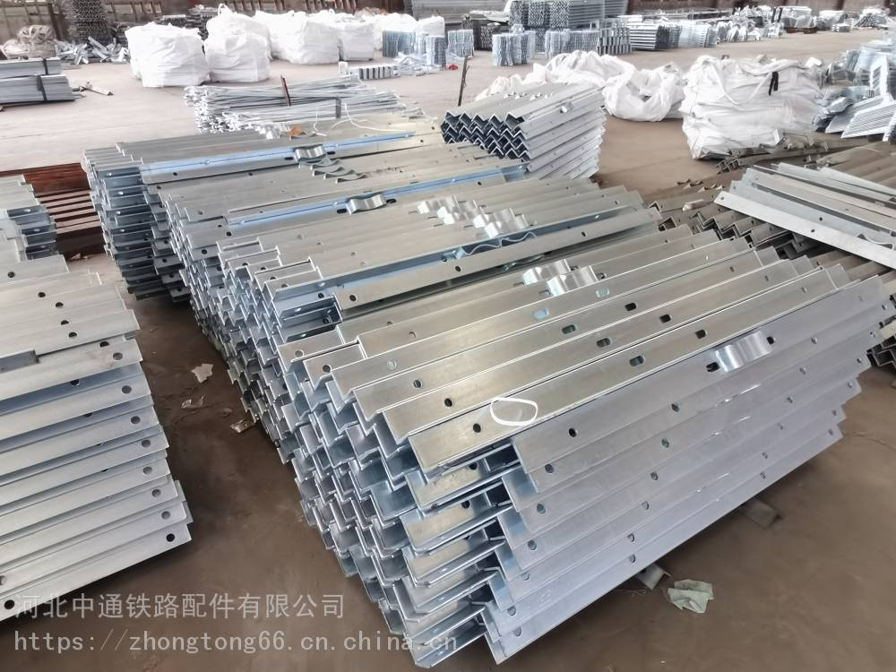 中通桥梁吊篮围栏 四川凉山高铁实心桥墩吊围栏定制吊围栏角钢支架现货厂家