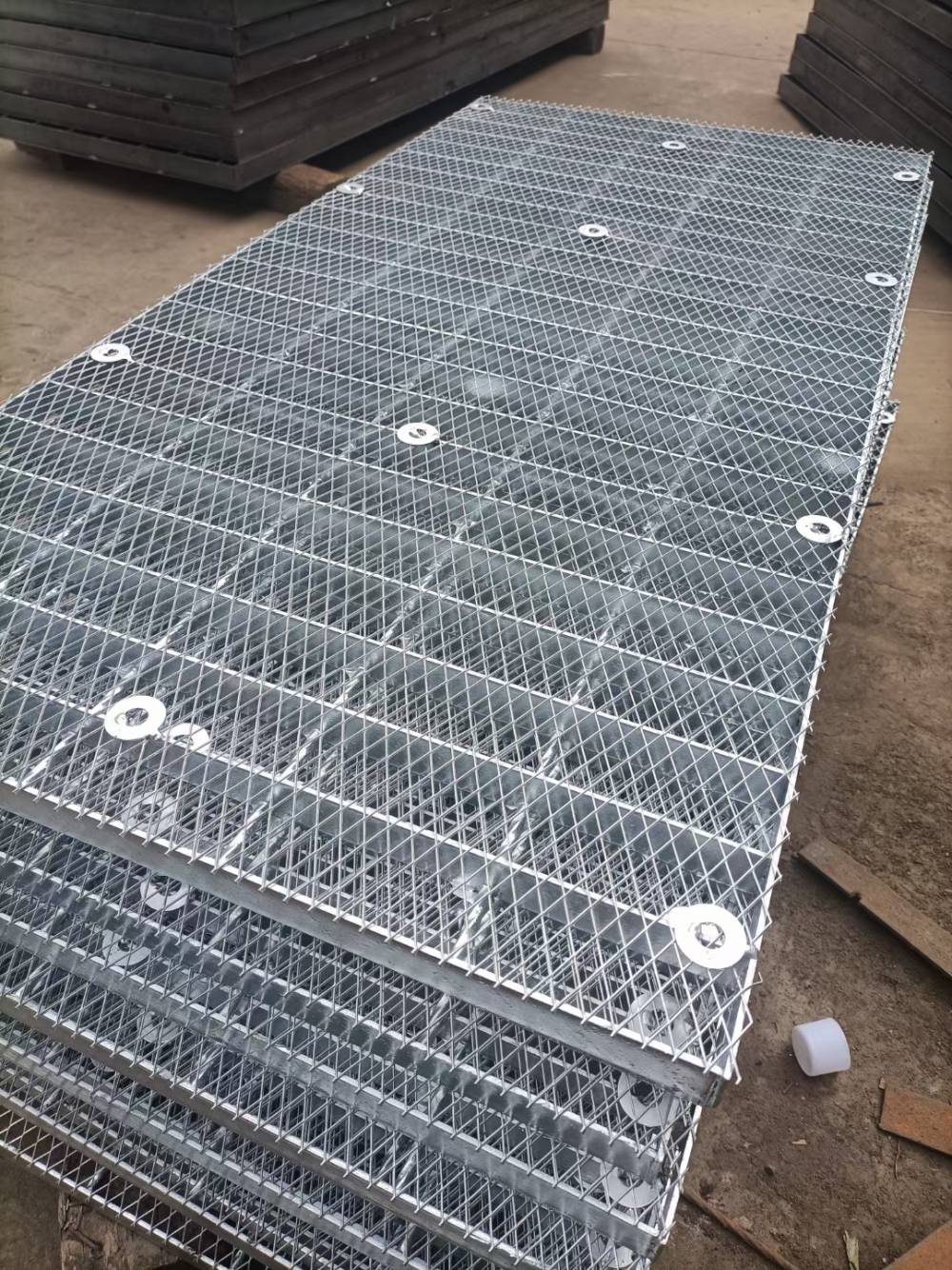 钢格栅景墙 停车场钢格栅板财润丝网 人工钢格栅长期供应