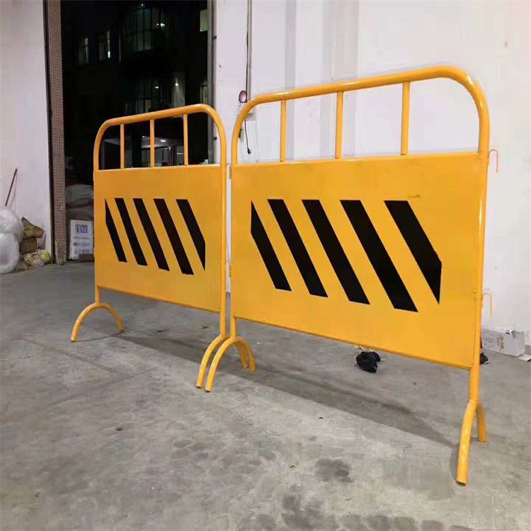 喀什临时护栏批发/乌鲁木齐护栏厂家/新疆护栏网厂家