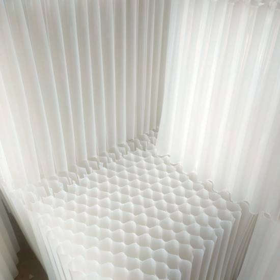 四子王旗沉淀池斜管填料更换污水处理六角蜂窝玻璃钢现货批发