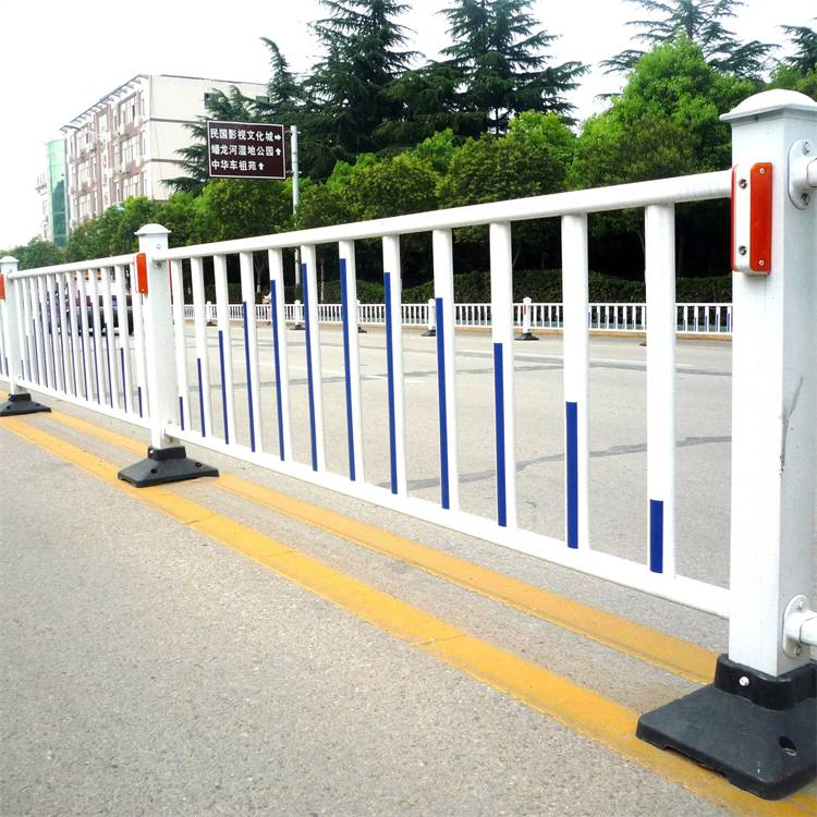 和田道路隔离栏价格/乌鲁木齐市政护栏厂家/新疆护栏厂