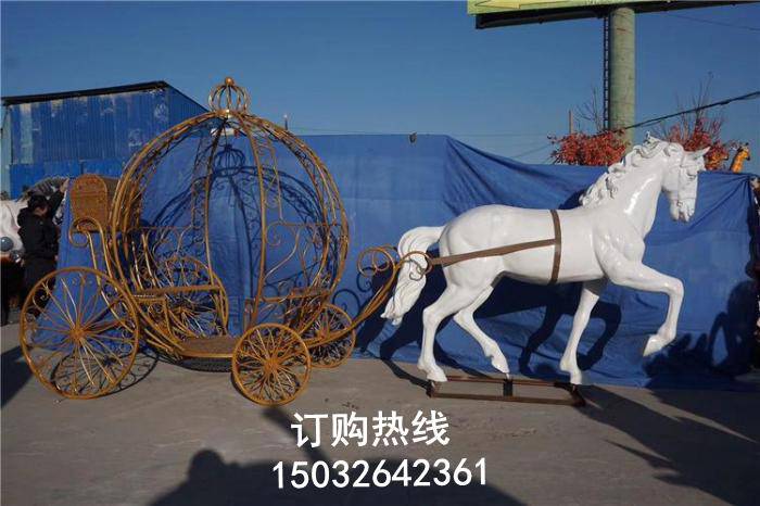 现代马车雕塑 锻造工艺 异形马车雕塑厂家
