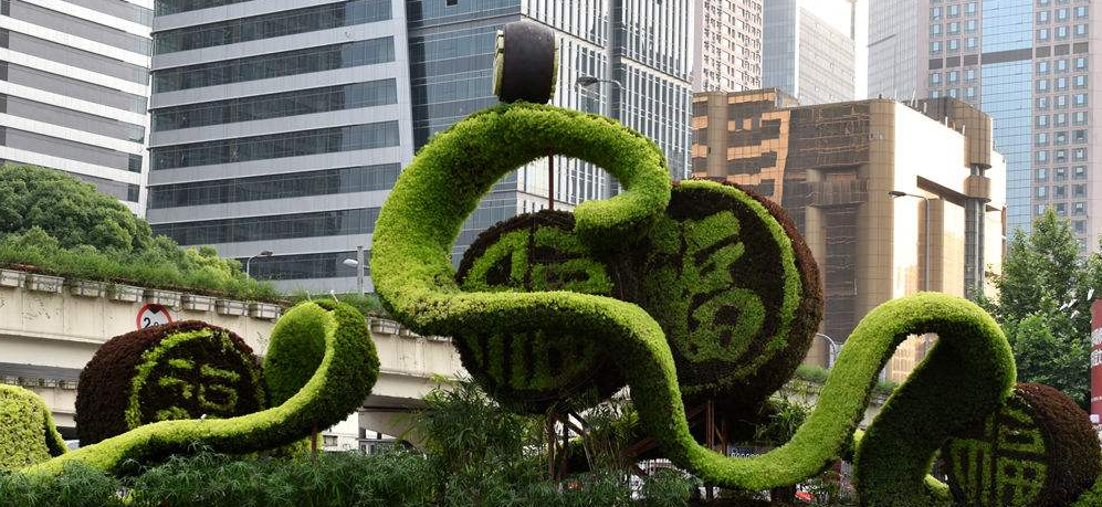 成都市郫都区运动人物造型博物馆门口摆件绿雕定制