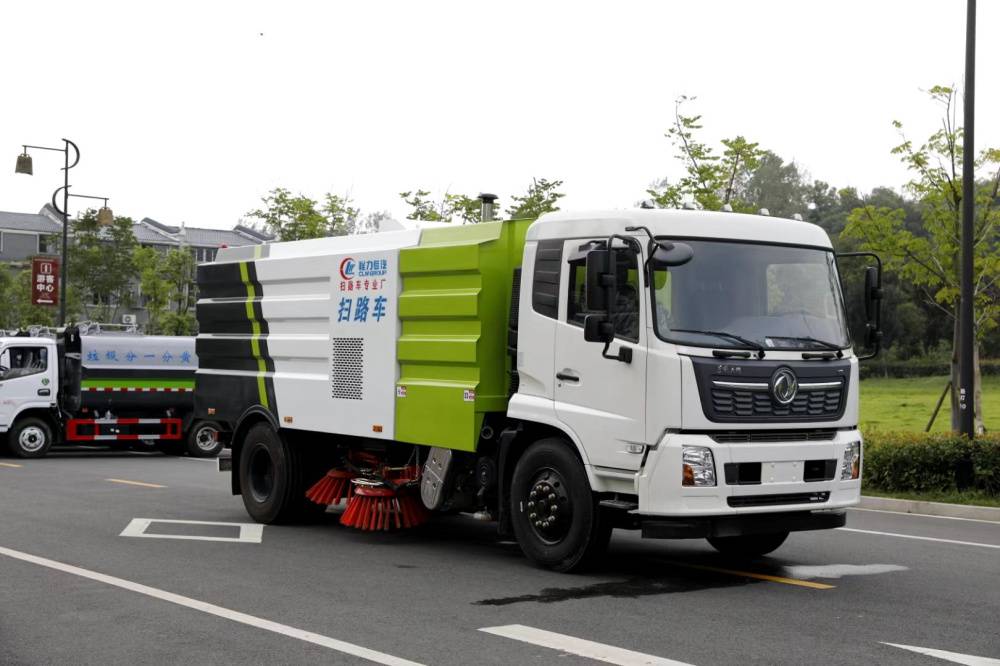 12方清扫车城市垃圾清扫东风天锦扫路车