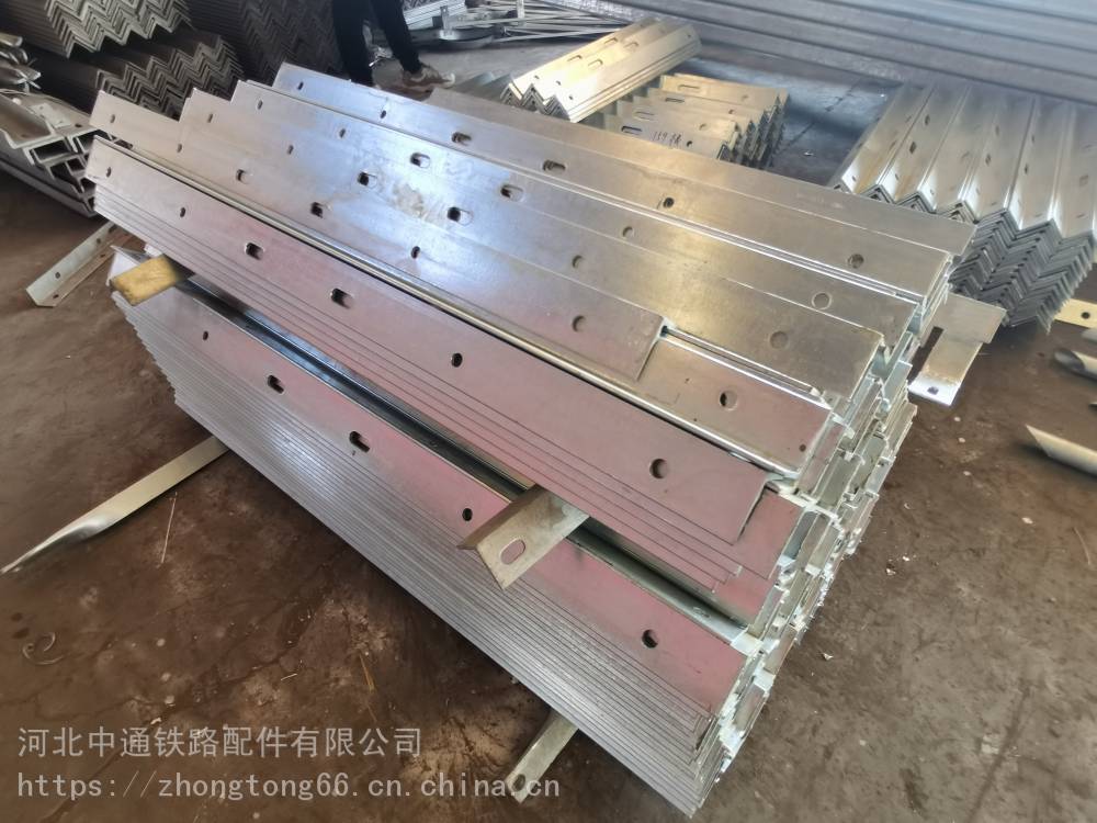 中通桥梁吊篮围栏 四川凉山高铁实心桥墩吊围栏定制吊围栏角钢支架现货厂家