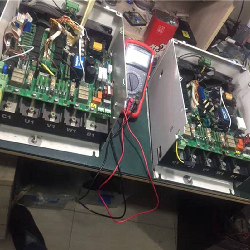 三菱电梯东芝变频器通电不显示维修