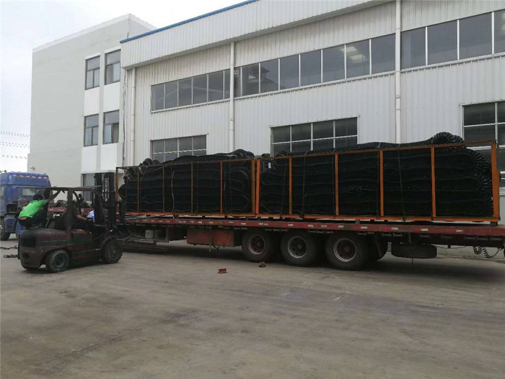 提升带头夹具 大倾角挡边带 大倾角挡边输送带 运输带 青岛输送带