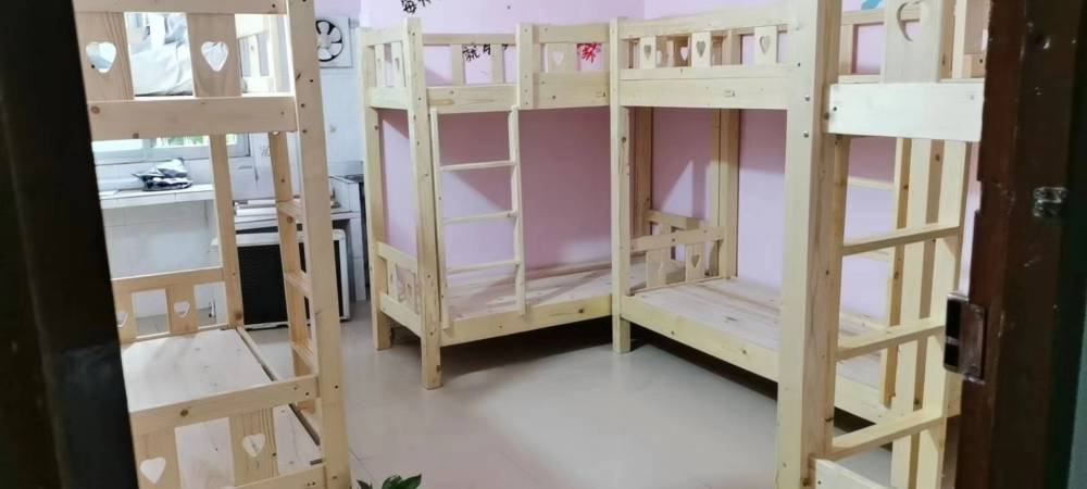 批供应钦州宿舍单人床,铁架床图片,单层木床1.5米