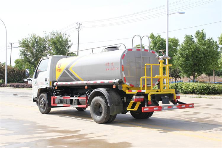 鄂尔多斯东风10-12吨洒水车