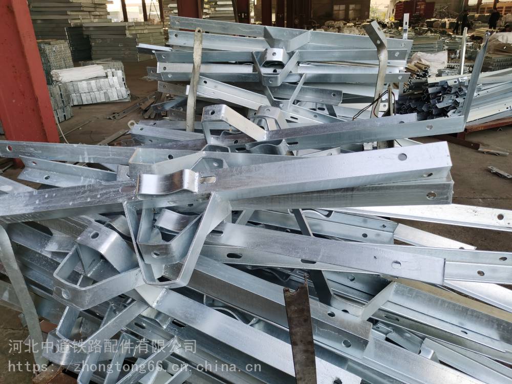 中通桥梁吊篮围栏 四川凉山高铁实心桥墩吊围栏定制吊围栏角钢支架现货厂家