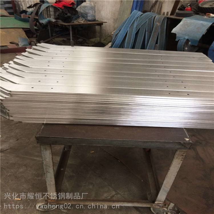 下沉广场 商场玻璃栏杆 泰州不锈钢立柱厂家 工厂激光加工