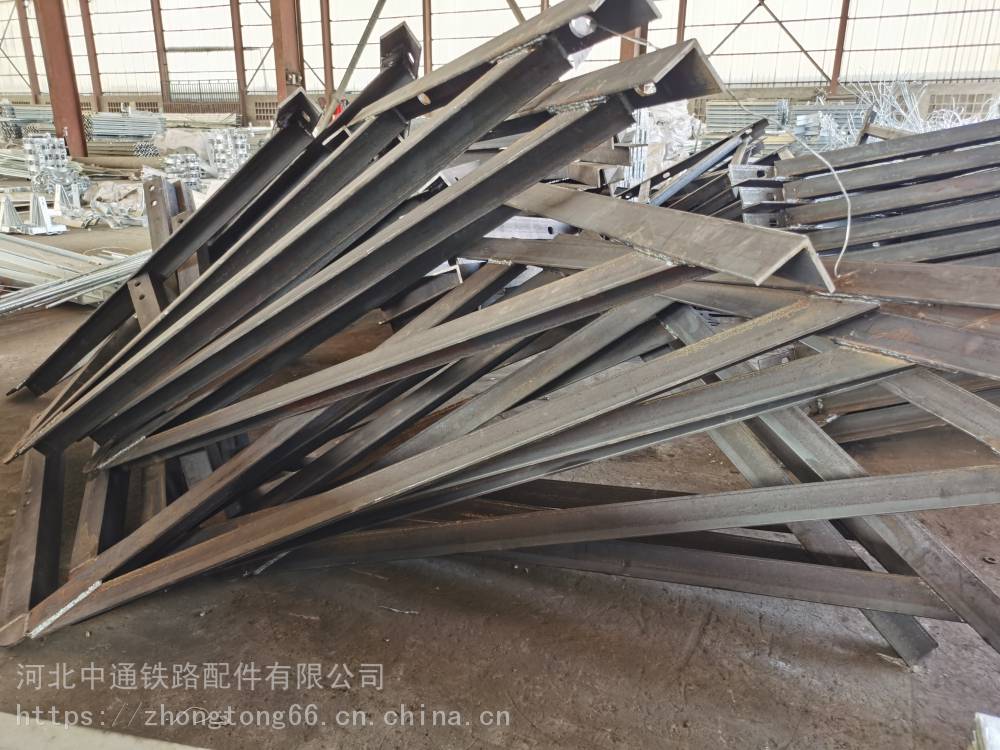 中通桥梁吊篮围栏 四川凉山高铁实心桥墩吊围栏定制吊围栏角钢支架现货厂家