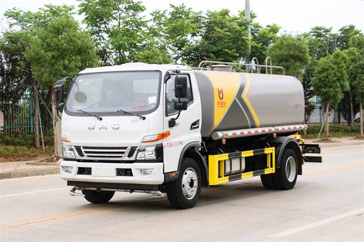 云南东风12吨洒水车绿化实用车