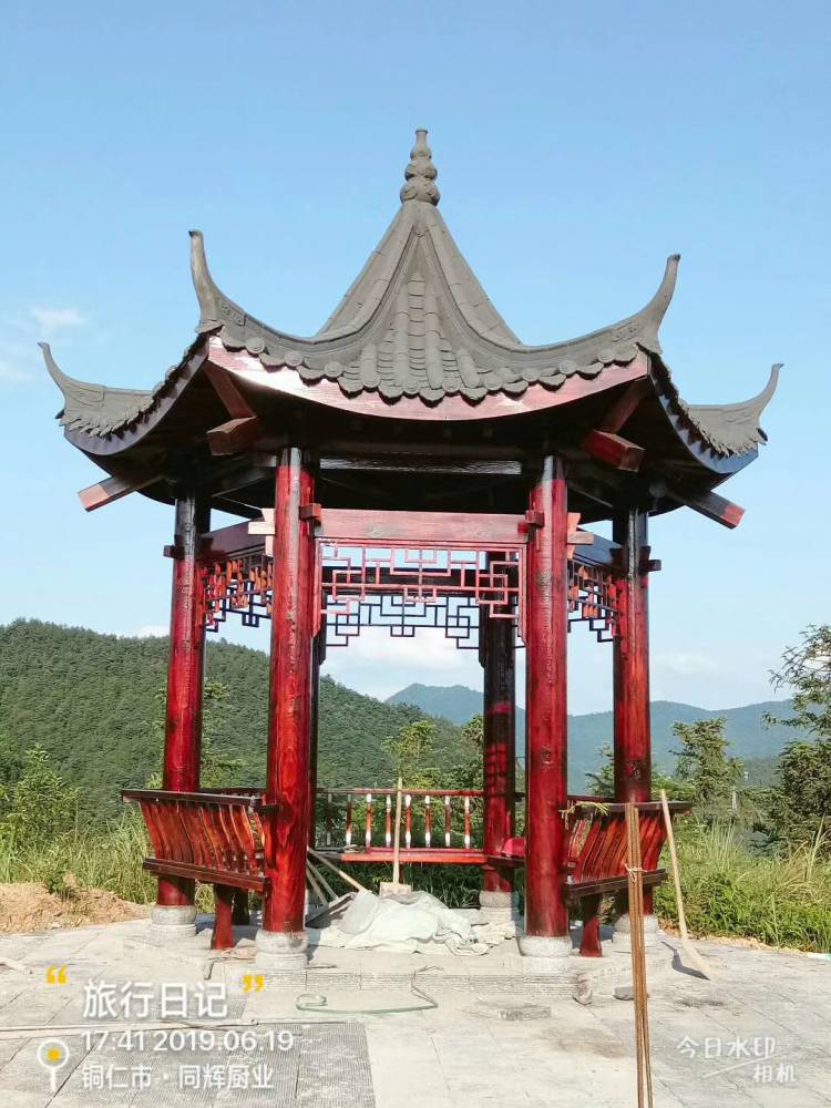 人造石材的光泽是在板材的表面.天然石材:表面花纹清晰,布色均匀.