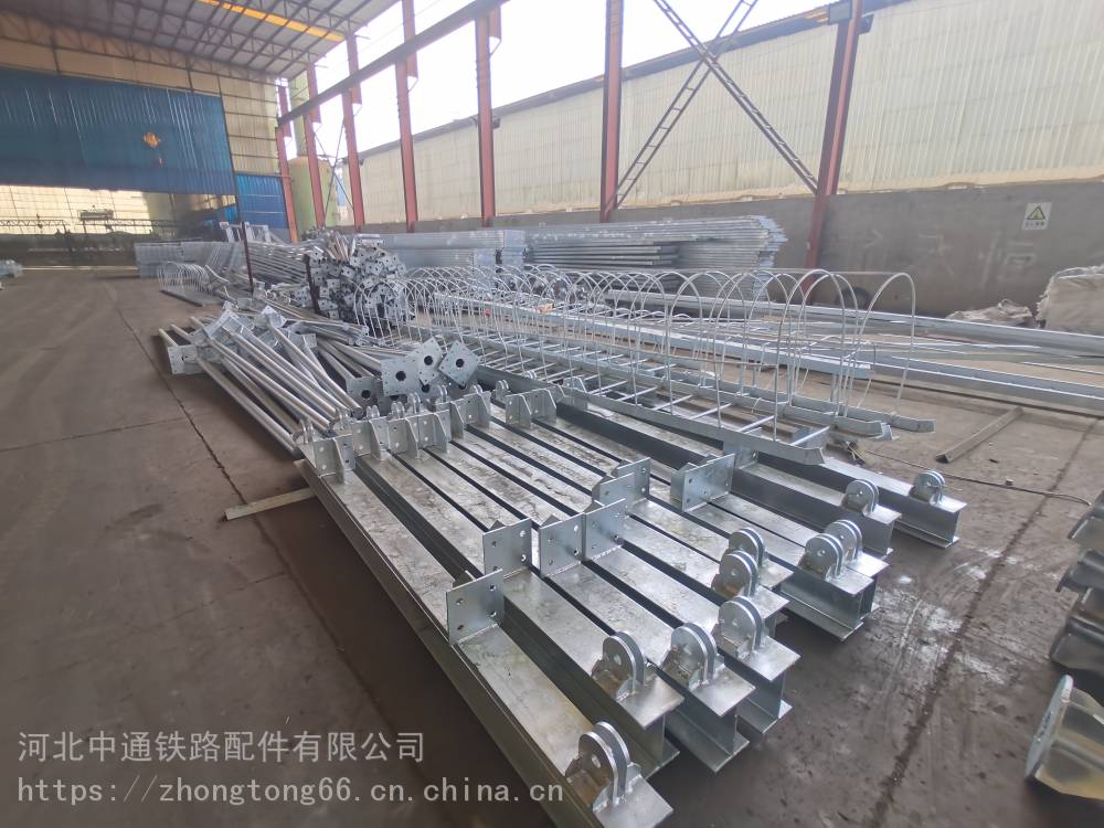 中通桥梁吊篮围栏 四川凉山高铁实心桥墩吊围栏定制吊围栏角钢支架现货厂家