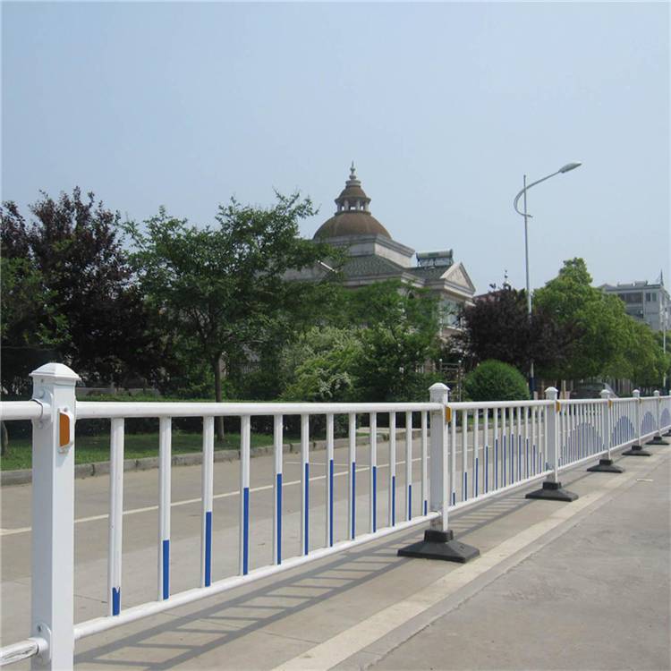乌鲁木齐道路隔离栏有没有生产厂家/乌鲁木齐市政护栏厂家/新疆护栏厂