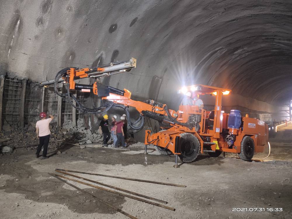 贵州化建某项目部引进铁建重工矿用锚杆台车后,成功淘汰了人工锚网