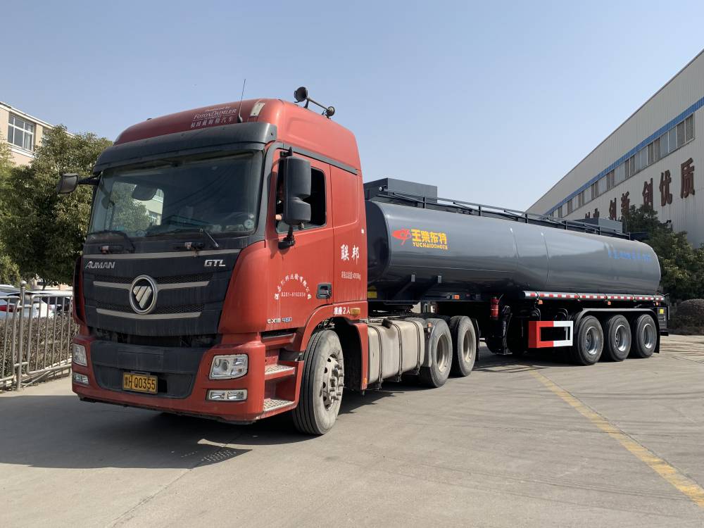 玉柴东特污水处理剂罐车 特运牌32吨钢衬塑普货户半挂车