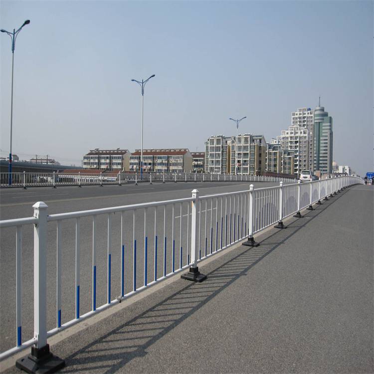 阿克苏道路中间护栏价格/乌鲁木齐市政护栏厂家/新疆护栏厂