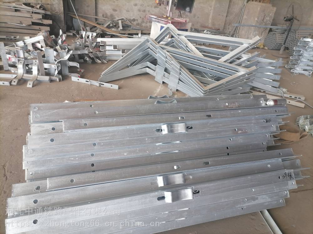 中通桥梁吊篮围栏 四川凉山高铁实心桥墩吊围栏定制吊围栏角钢支架现货厂家