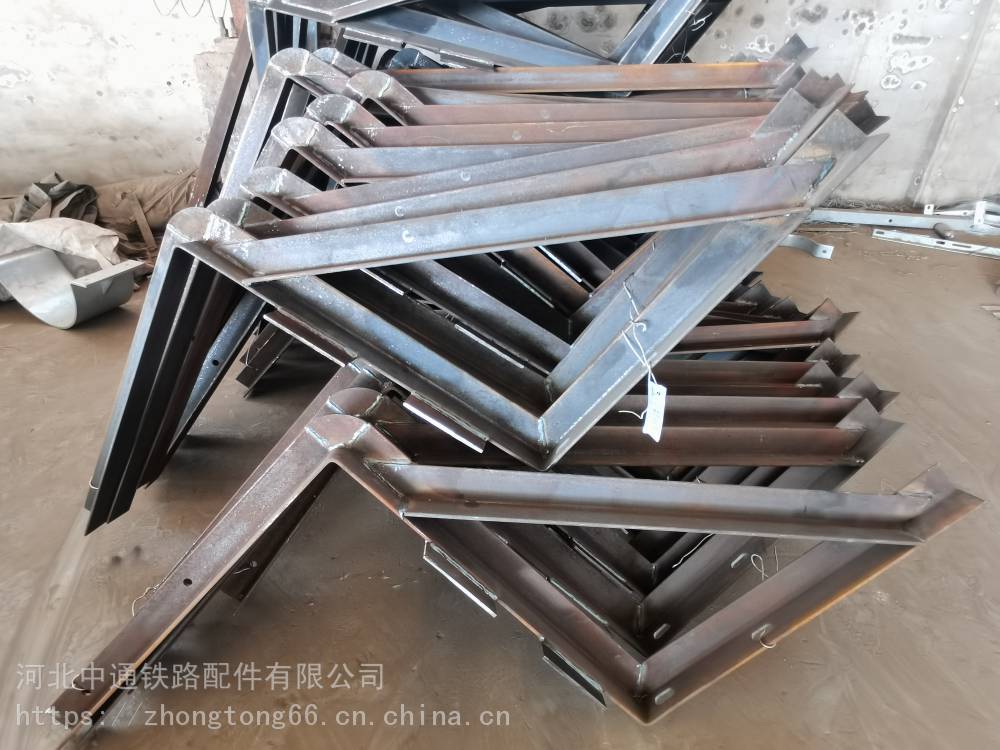 中通桥梁吊篮围栏 四川凉山高铁实心桥墩吊围栏定制吊围栏角钢支架现货厂家