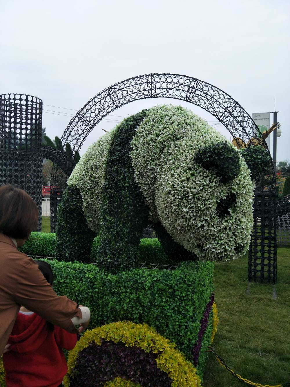 云南大理建筑物入口绿雕成都特色熊猫造型成都仿真植物绿雕定制