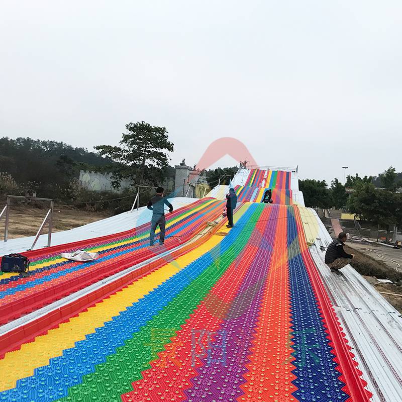 景阳游乐双人滑道四季彩虹滑道吸引游客