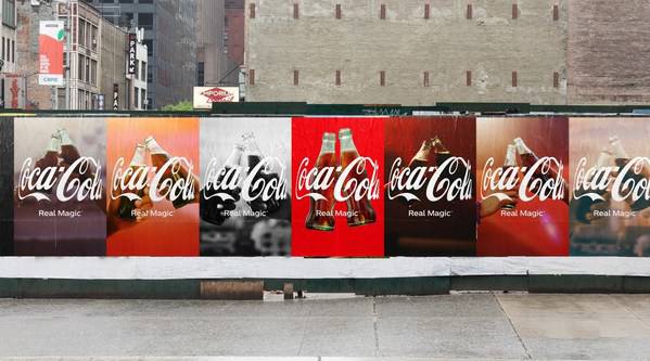 coke away from each other 不分你我,分享可口可乐"的营销活动