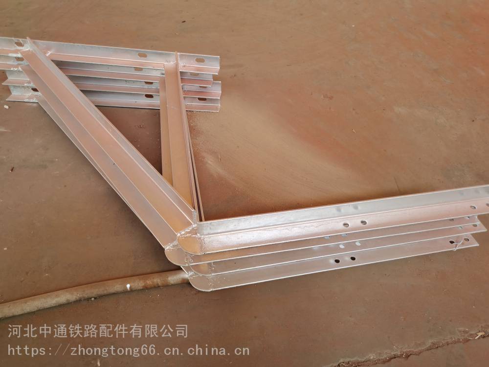 中通桥梁吊篮围栏 四川凉山高铁实心桥墩吊围栏定制吊围栏角钢支架现货厂家