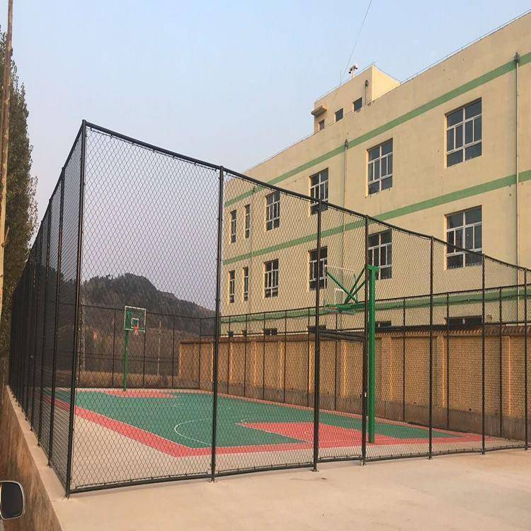 伊犁羽毛球场护栏生成厂家在哪/乌鲁木齐球场围栏厂家/新疆围栏网厂